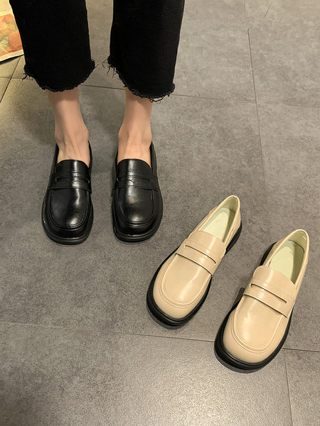 Egyszínű, lapos talpú női cipő