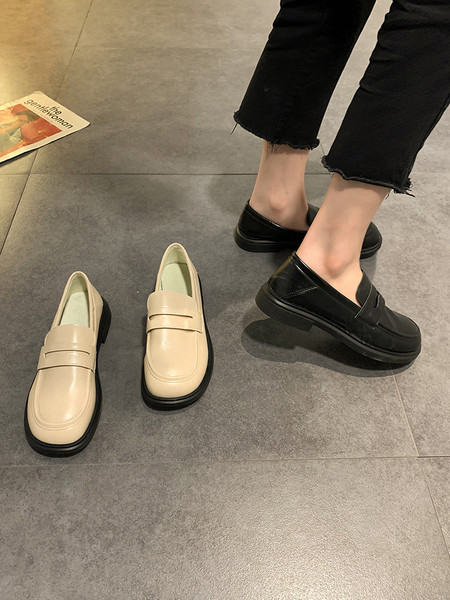 Egyszínű, lapos talpú női cipő