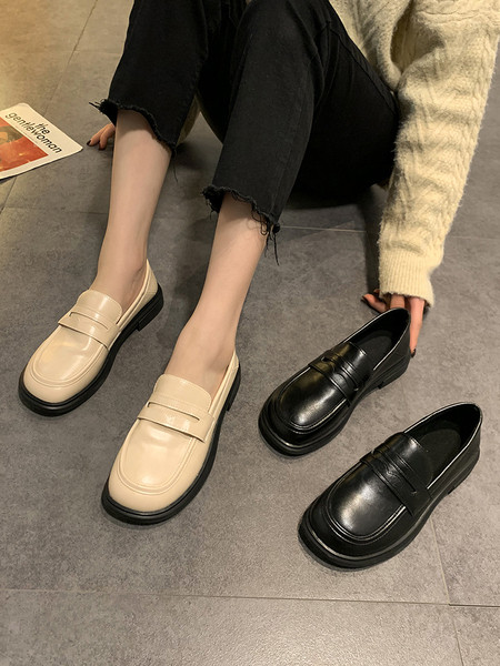 Egyszínű, lapos talpú női cipő