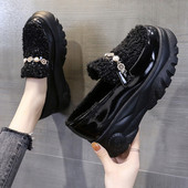 Aktuális pehely és magas talpú női cipők