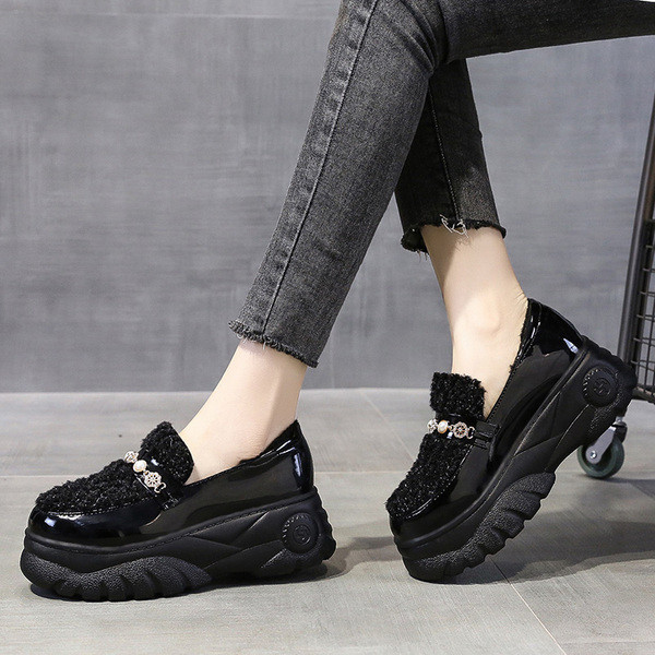 Aktuális pehely és magas talpú női cipők