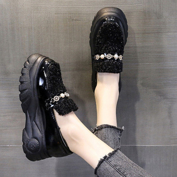 Aktuális pehely és magas talpú női cipők