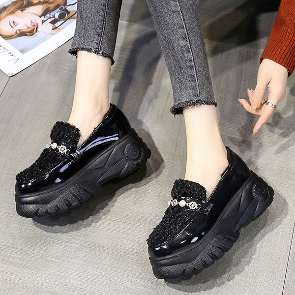 Aktuális pehely és magas talpú női cipők