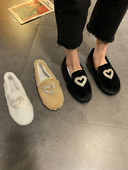 Alkalmi női pehelycipő fém szívvel és kövekkel