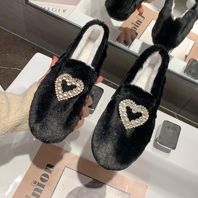 Alkalmi női pehelycipő fém szívvel és kövekkel