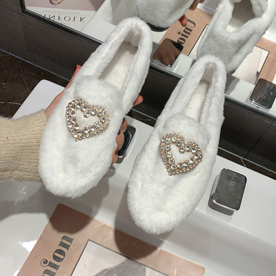 Alkalmi női pehelycipő fém szívvel és kövekkel