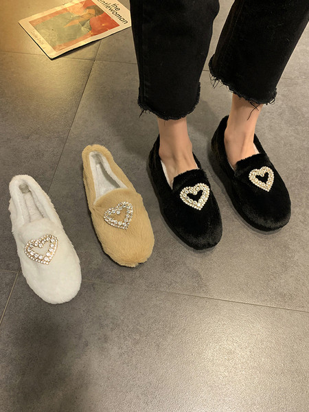 Alkalmi női pehelycipő fém szívvel és kövekkel