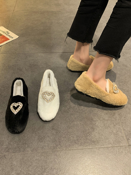 Alkalmi női pehelycipő fém szívvel és kövekkel