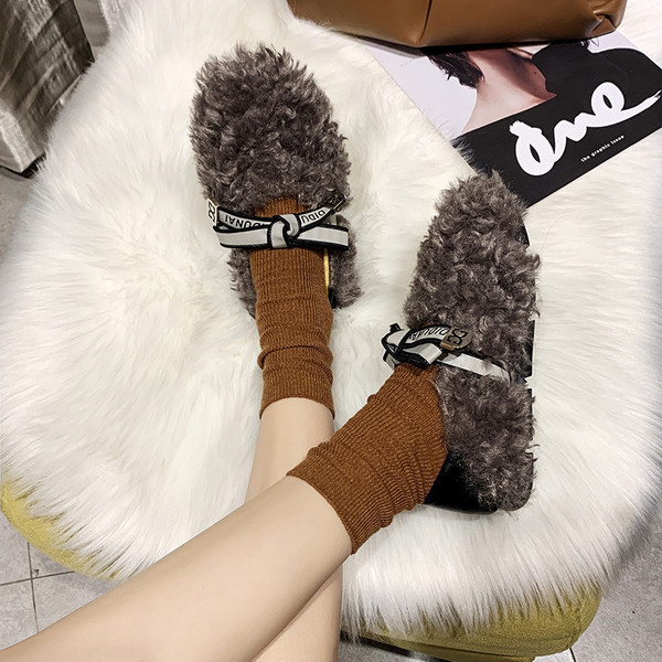 Modern női cipő fűzővel és pehellyel