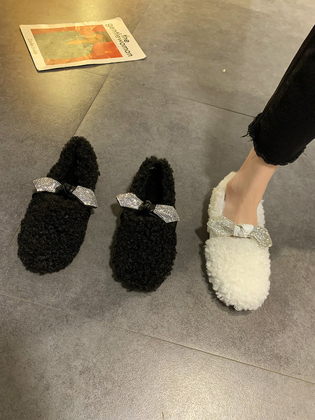 Alkalmi női pehelycipő szalaggal