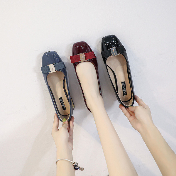 Új modell női lakkcipő fém elemmel