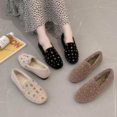 Női pehelycipő fém elemekkel, lapos talppal