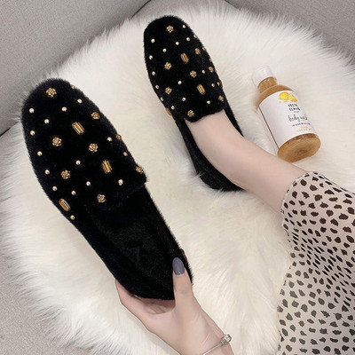 Női pehelycipő fém elemekkel, lapos talppal