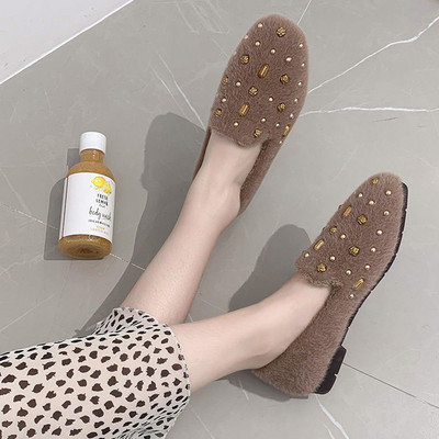 Női pehelycipő fém elemekkel, lapos talppal