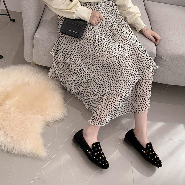 Női pehelycipő fém elemekkel, lapos talppal