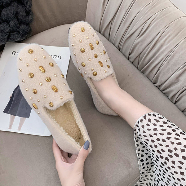 Női pehelycipő fém elemekkel, lapos talppal