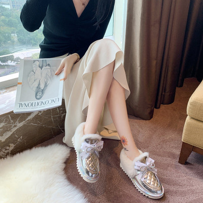 Női bőrcipő fűzővel és pehellyel