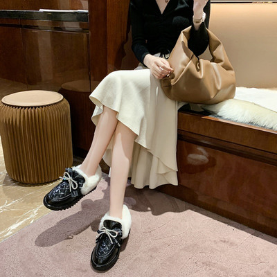 Női bőrcipő fűzővel és pehellyel