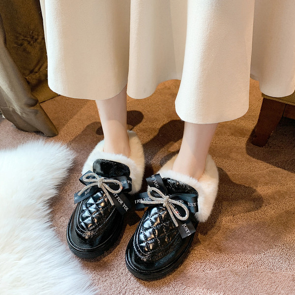 Női bőrcipő fűzővel és pehellyel