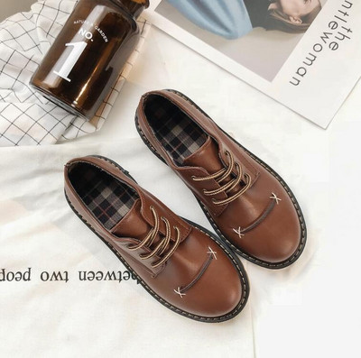 Női bőr cipő fűzővel és lapos talppal