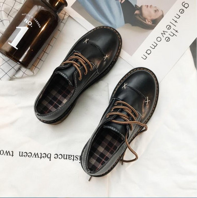 Női bőr cipő fűzővel és lapos talppal