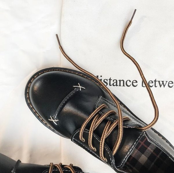 Női bőr cipő fűzővel és lapos talppal