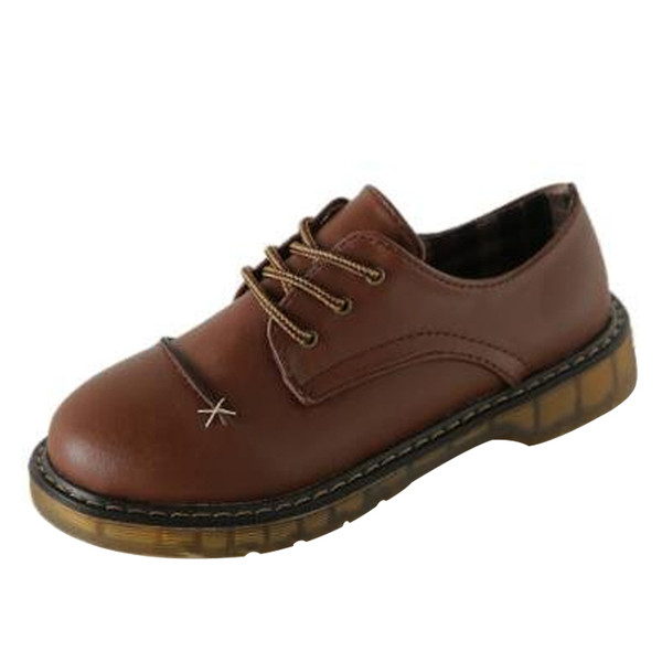 Női bőr cipő fűzővel és lapos talppal