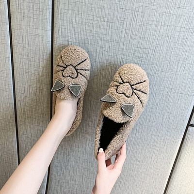 Alkalmi cipő hímzéssel, lapos talppal