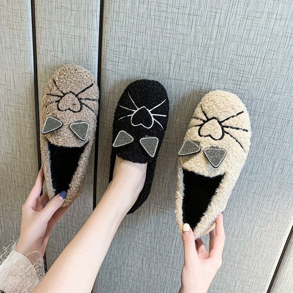 Alkalmi cipő hímzéssel, lapos talppal