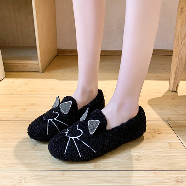 Alkalmi cipő hímzéssel, lapos talppal