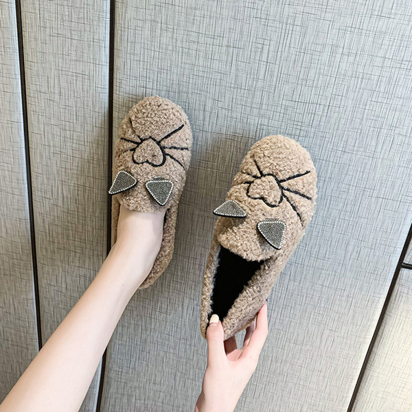 Alkalmi cipő hímzéssel, lapos talppal