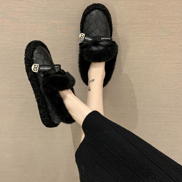 Öko bőrből készült női cipő pehellyel és fűzővel