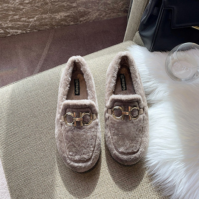 Alkalmi női pehelycipő fém elemmel