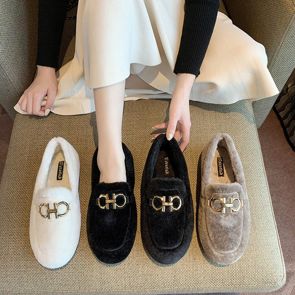 Alkalmi női pehelycipő fém elemmel