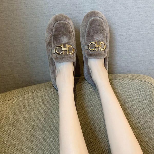 Alkalmi női pehelycipő fém elemmel