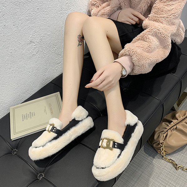 Női pehelycipő csattal