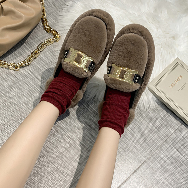 Női pehelycipő csattal