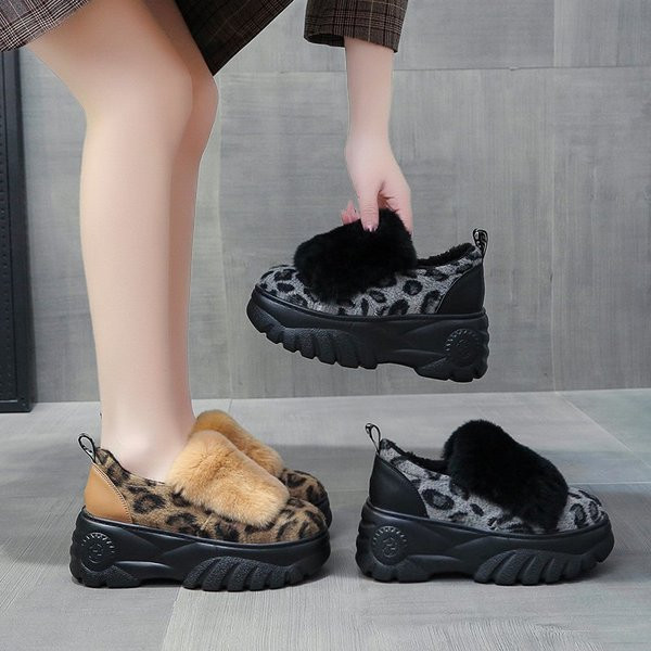 Alkalmi női cipő magas talppal és pehellyel