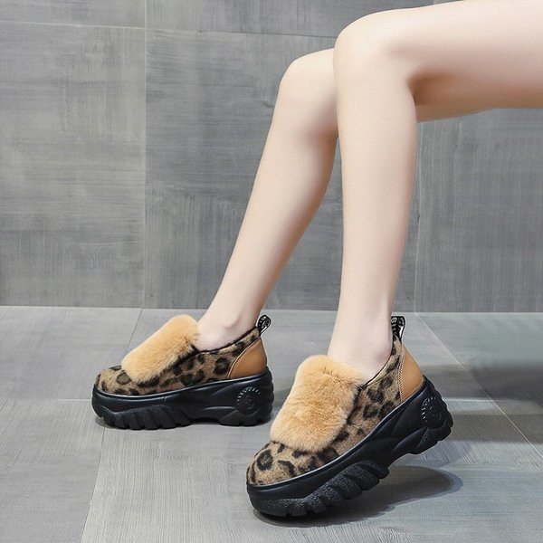 Alkalmi női cipő magas talppal és pehellyel