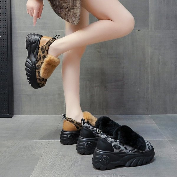 Alkalmi női cipő magas talppal és pehellyel