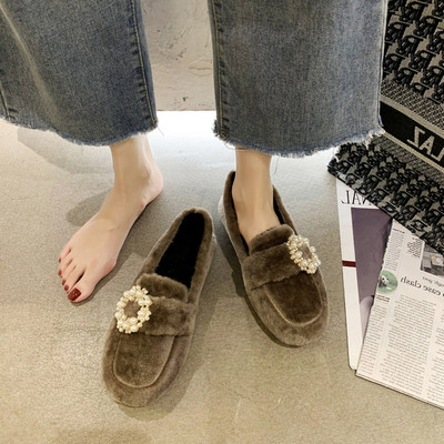 Női pehelycipő gyöngyökkel