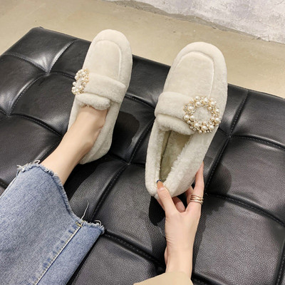 Női pehelycipő gyöngyökkel