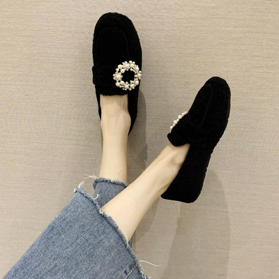 Női pehelycipő gyöngyökkel