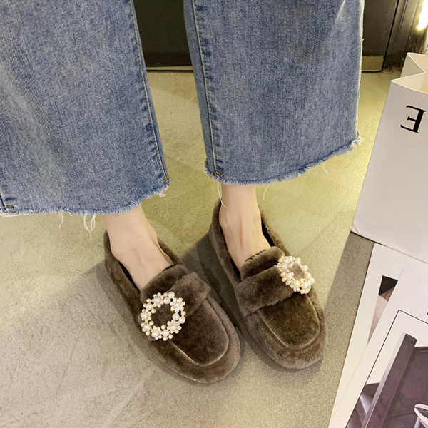 Női pehelycipő gyöngyökkel