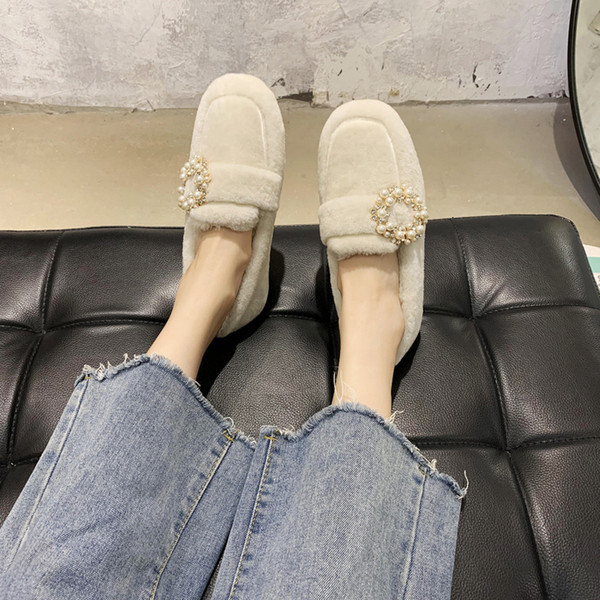 Női pehelycipő gyöngyökkel
