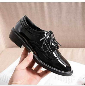 Fekete fűzős női bőrcipő új modellje