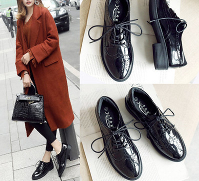 Fekete fűzős női bőrcipő új modellje