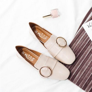 Alkalmi női cipő - csattal és lapos talppal