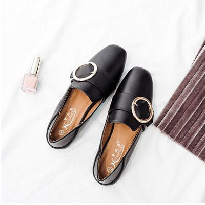 Alkalmi női cipő - csattal és lapos talppal