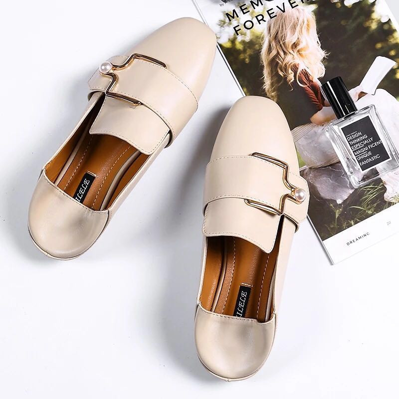 Alkalmi női cipő - csattal és lapos talppal